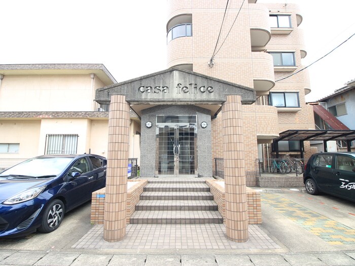 物件外観写真3　(エントランス部分)