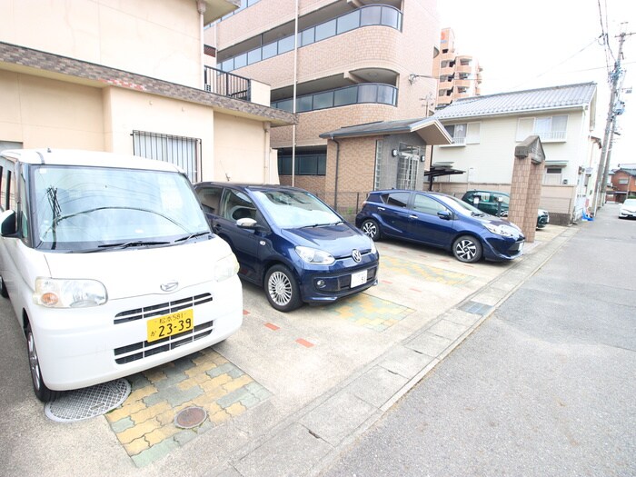 物件外観写真5　(駐車場)