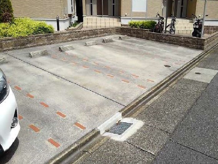 物件外観写真2　(駐車場)