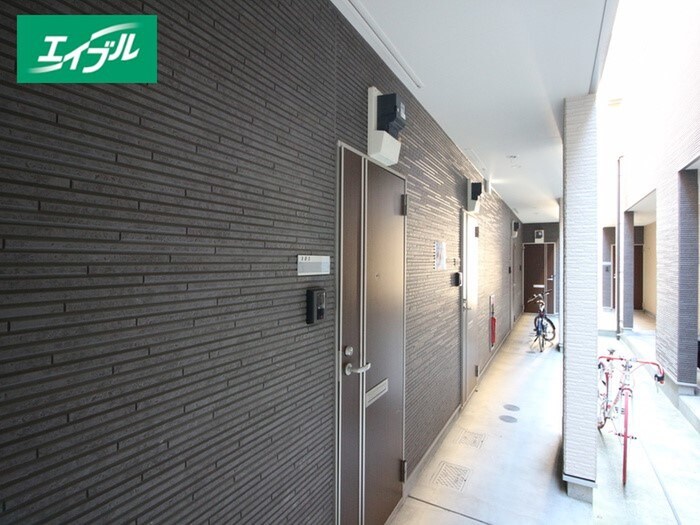 物件外観写真3　(エントランス部分)