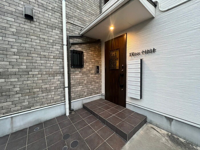 物件外観写真3　(エントランス部分)