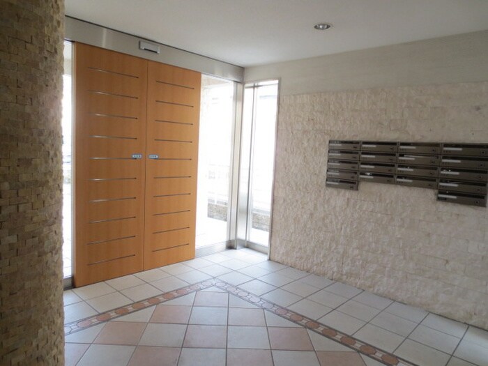 物件外観写真6　(エントランス部分)