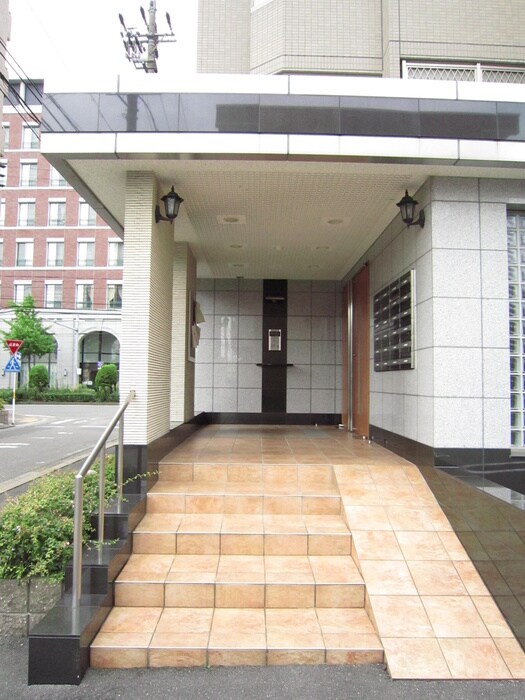 物件外観写真2　(エントランス部分)