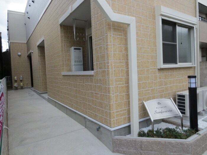 物件外観写真3　(エントランス部分)