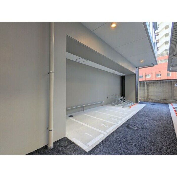 物件外観写真5　(バイク置き場)