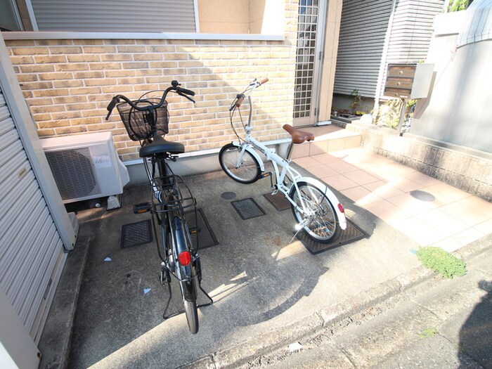 物件外観写真4　(駐輪場)