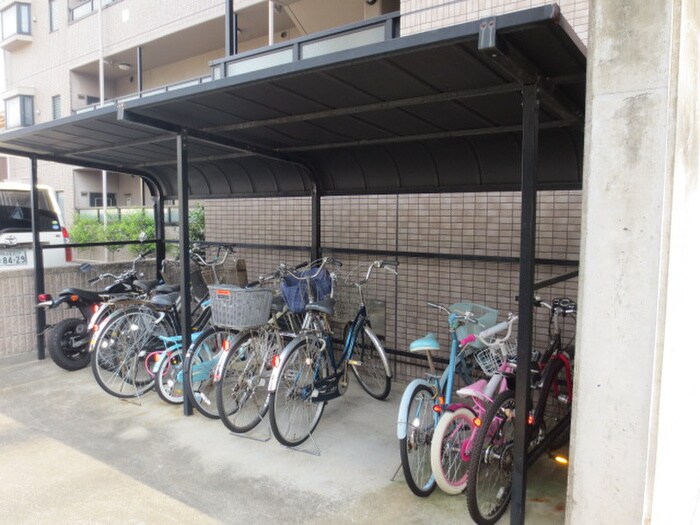 物件外観写真4　(駐輪場)