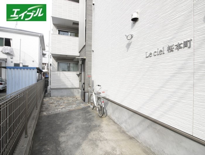 物件外観写真3　(エントランス部分)