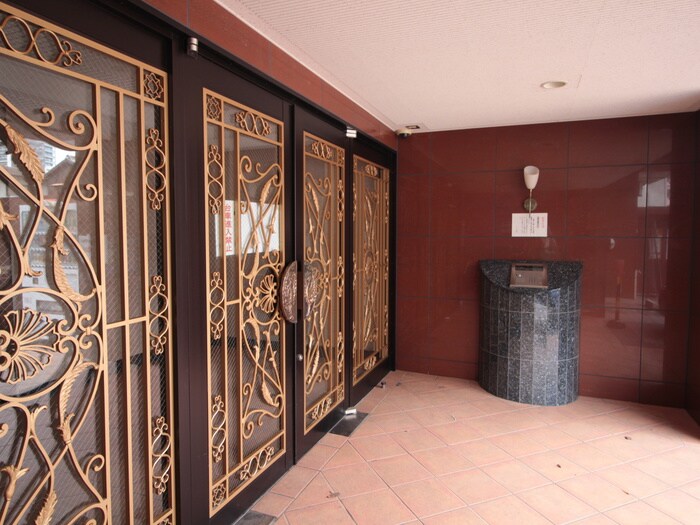 物件外観写真5　(エントランス部分)