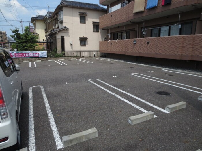 物件外観写真2　(駐車場)