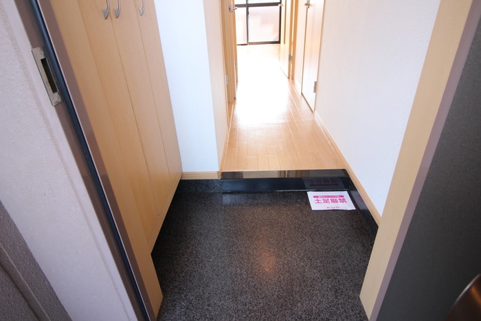 物件内観写真7　(玄関)