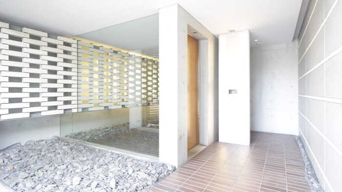 物件外観写真2　(エントランス部分)