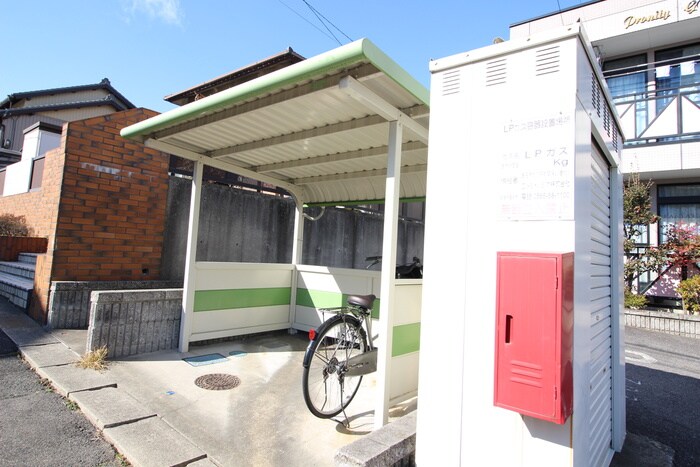 物件外観写真3　(駐輪場)