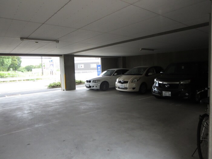 物件外観写真4　(駐車場)