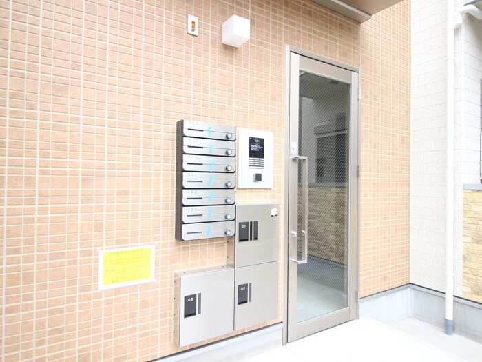 物件外観写真3　(エントランス部分)