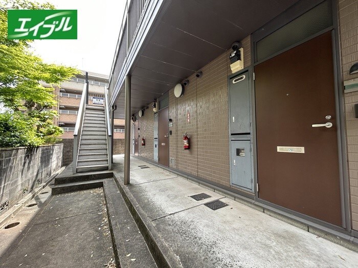 物件外観写真2　(エントランス部分)