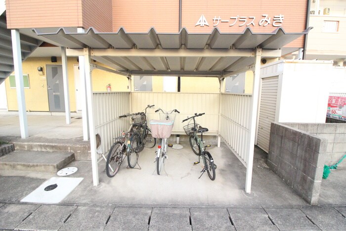 物件外観写真4　(駐輪場)