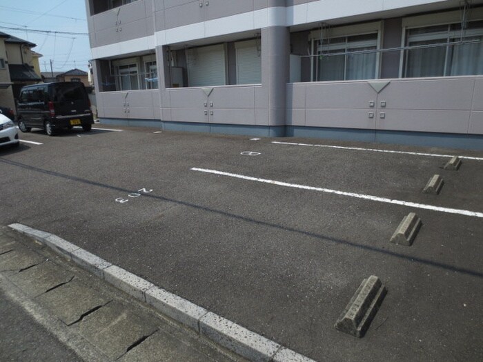 物件外観写真3　(駐車場)