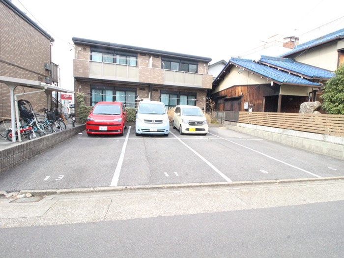 物件外観写真4　(駐車場)