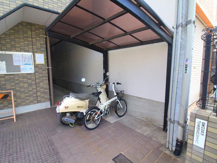 物件外観写真4　(駐輪場)