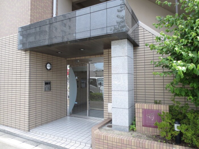 物件外観写真2　(エントランス部分)