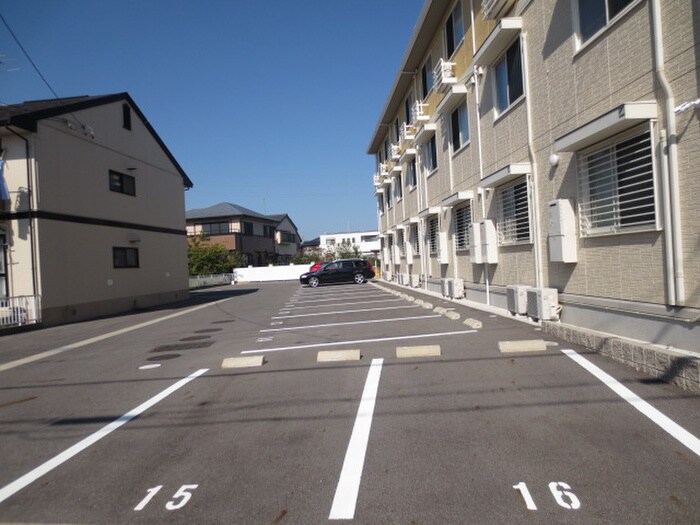 物件外観写真5　(駐車場)
