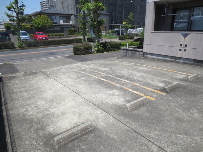 物件外観写真4　(駐車場)