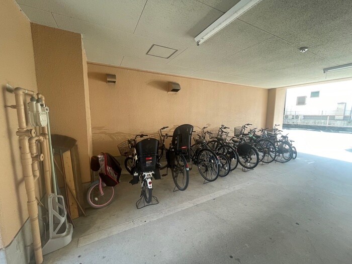 物件外観写真3　(駐輪場)