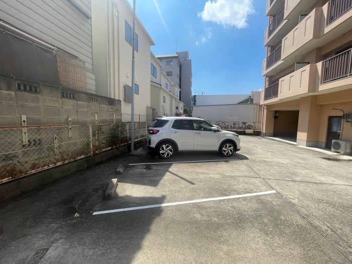 物件外観写真5　(駐車場)