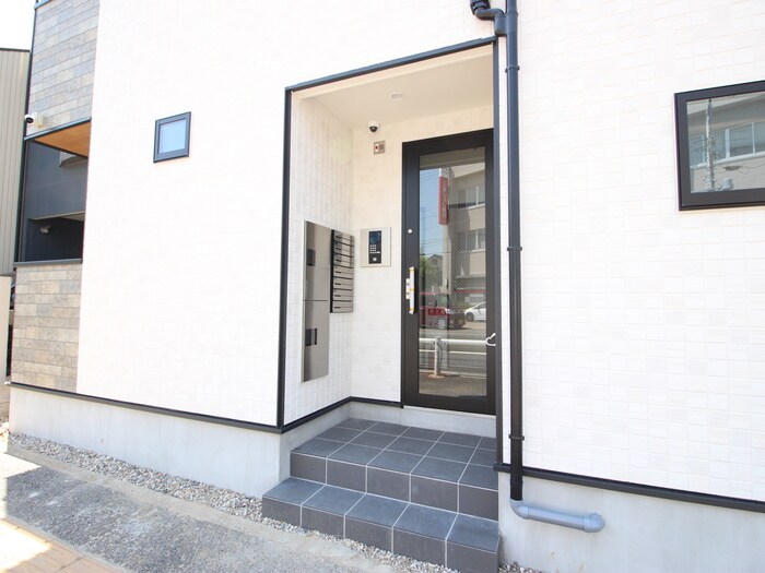 物件外観写真2　(エントランス部分)