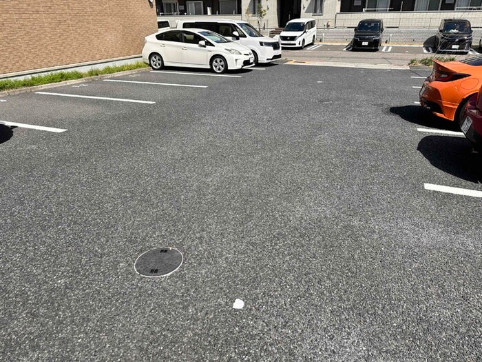 物件外観写真4　(駐車場)