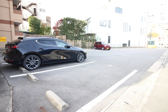物件外観写真5　(駐車場)