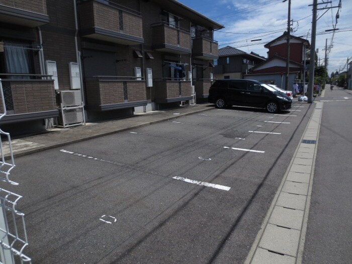 物件外観写真3　(駐車場)