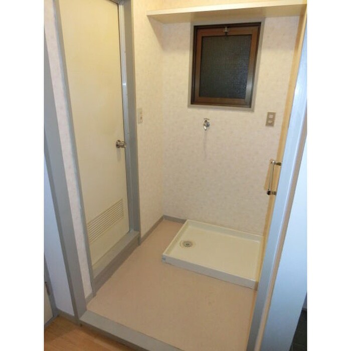 物件内観写真13　(洗濯機置場)