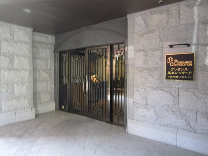 物件外観写真4　(エントランス部分)