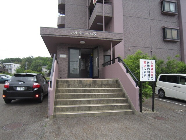 物件外観写真2　(エントランス部分)