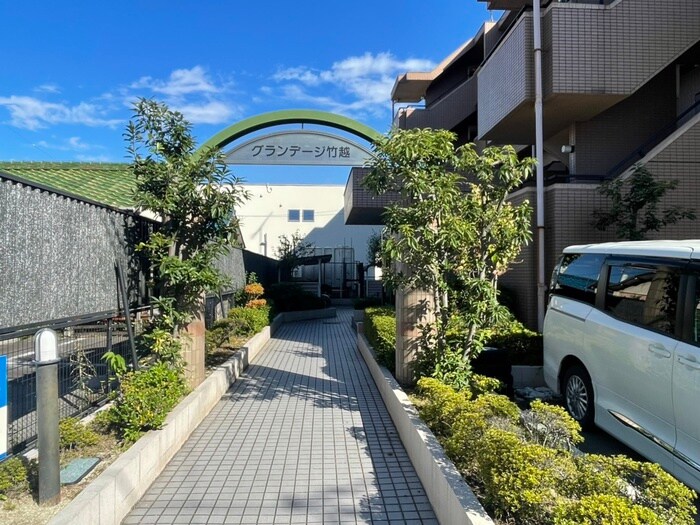 物件外観写真2　(エントランス部分)