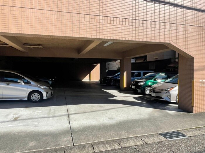 物件外観写真5　(駐車場)