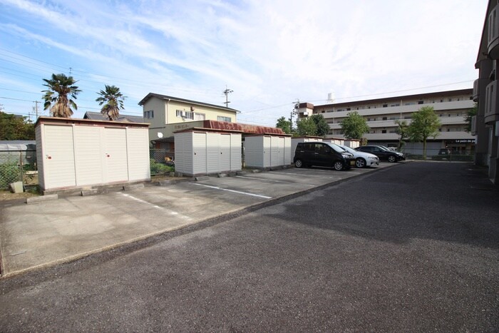 物件外観写真4　(駐車場)