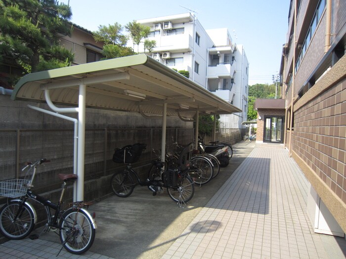 物件外観写真4　(駐輪場)