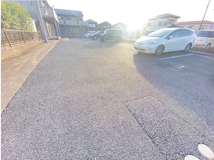 物件外観写真4　(駐車場)