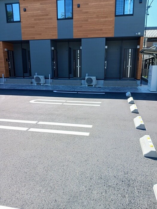 物件外観写真2　(駐車場)