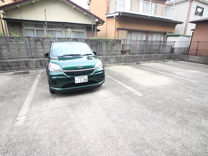 物件外観写真2　(駐車場)