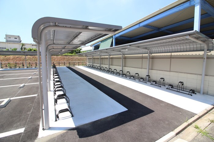 物件外観写真4　(駐輪場)