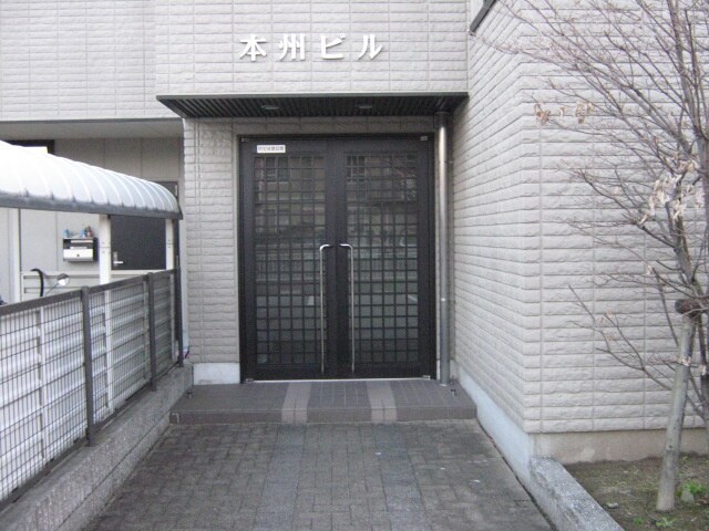 物件外観写真2　(エントランス部分)