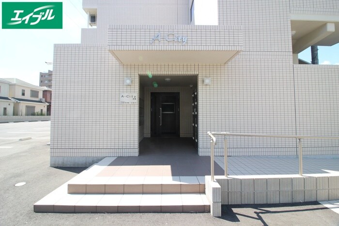 物件外観写真2　(エントランス部分)