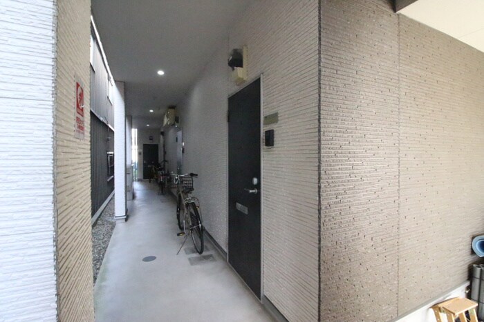 物件外観写真3　(エントランス部分)