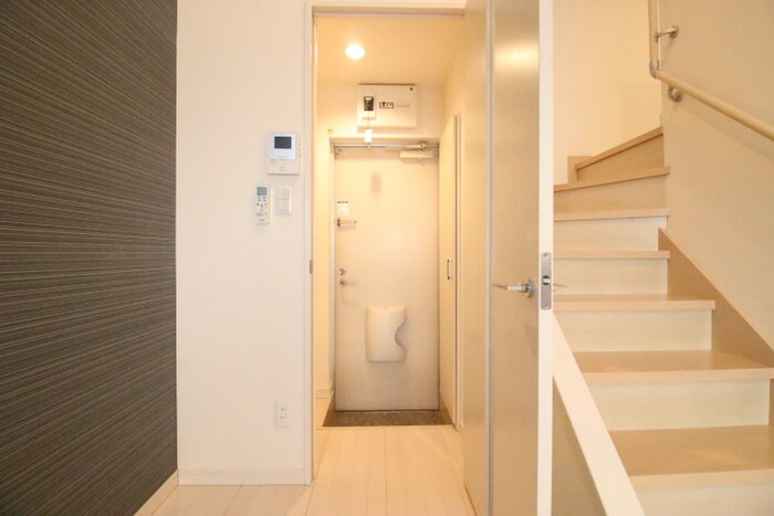 物件内観写真18　(玄関)