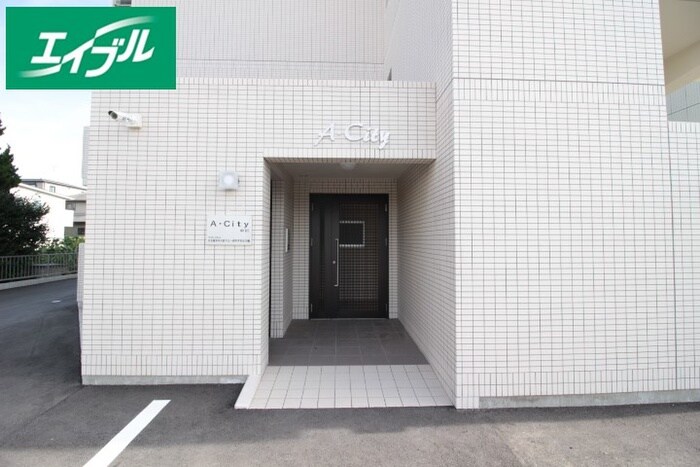 物件外観写真3　(エントランス部分)