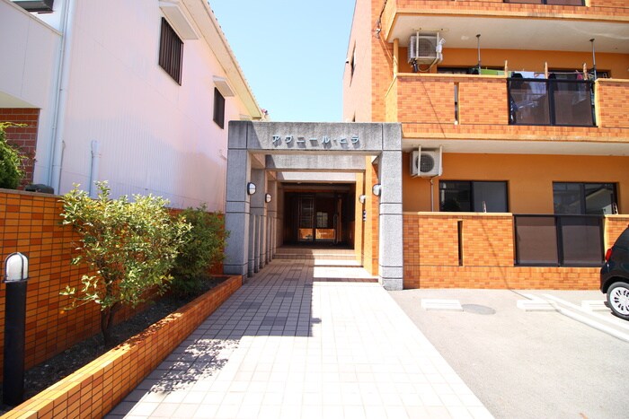 物件外観写真3　(エントランス部分)